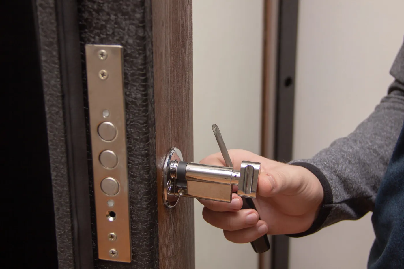 Pose d'un cylindre de sécurité sur une porte d'appartement à Châtelet–Les Halles